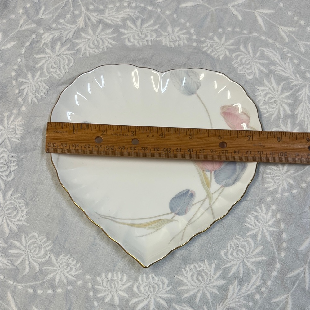 Mikasa Heart-Shaped Floral Bone China Plate with Gold Trim Valentine Spring - Picture 3 of 4